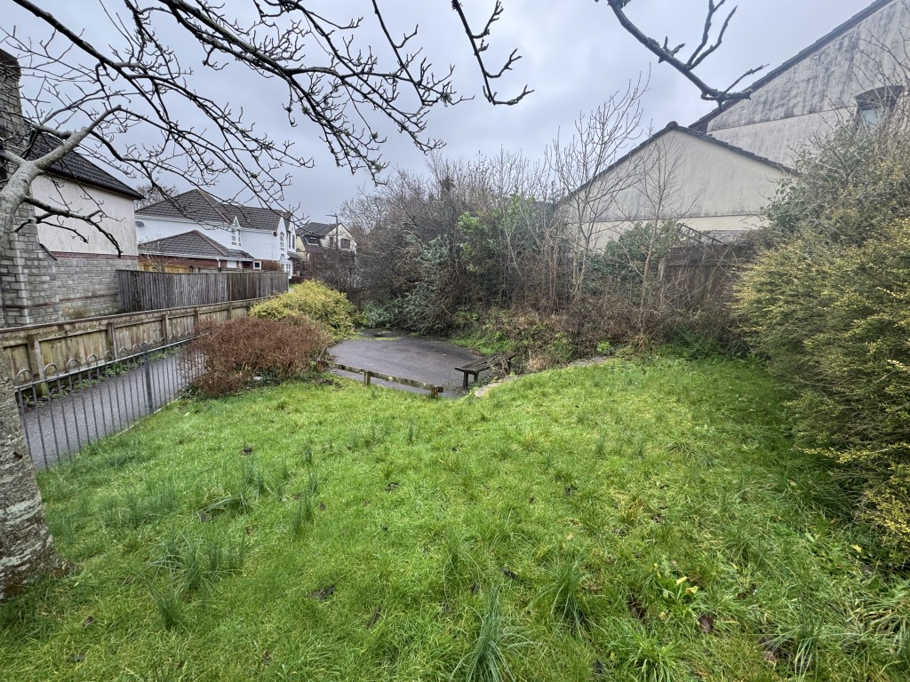 Lot: 47 - FREEHOLD LAND - View of land from the front